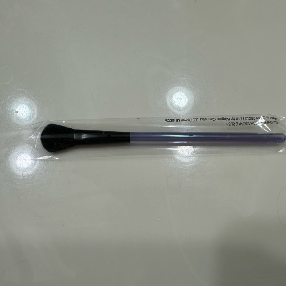 🦋 3/$9 WINGME COSMETICS All Over Eyeshadow Brush purple handle  NWT - Picture 3 of 3